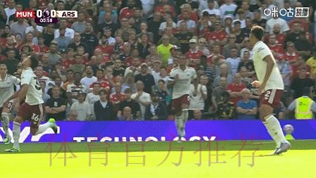 裁判专家:看到后卫出脚门迪把自己扔出去 这不是点球